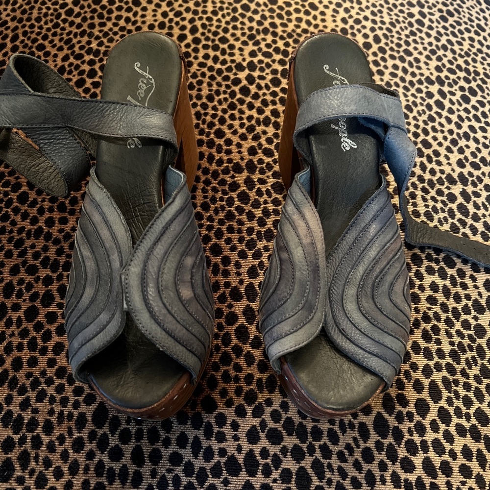 FANTASTIC FREE PEOPLE WOODEN HEEL PLATFORM SANDALS SZ 7.5